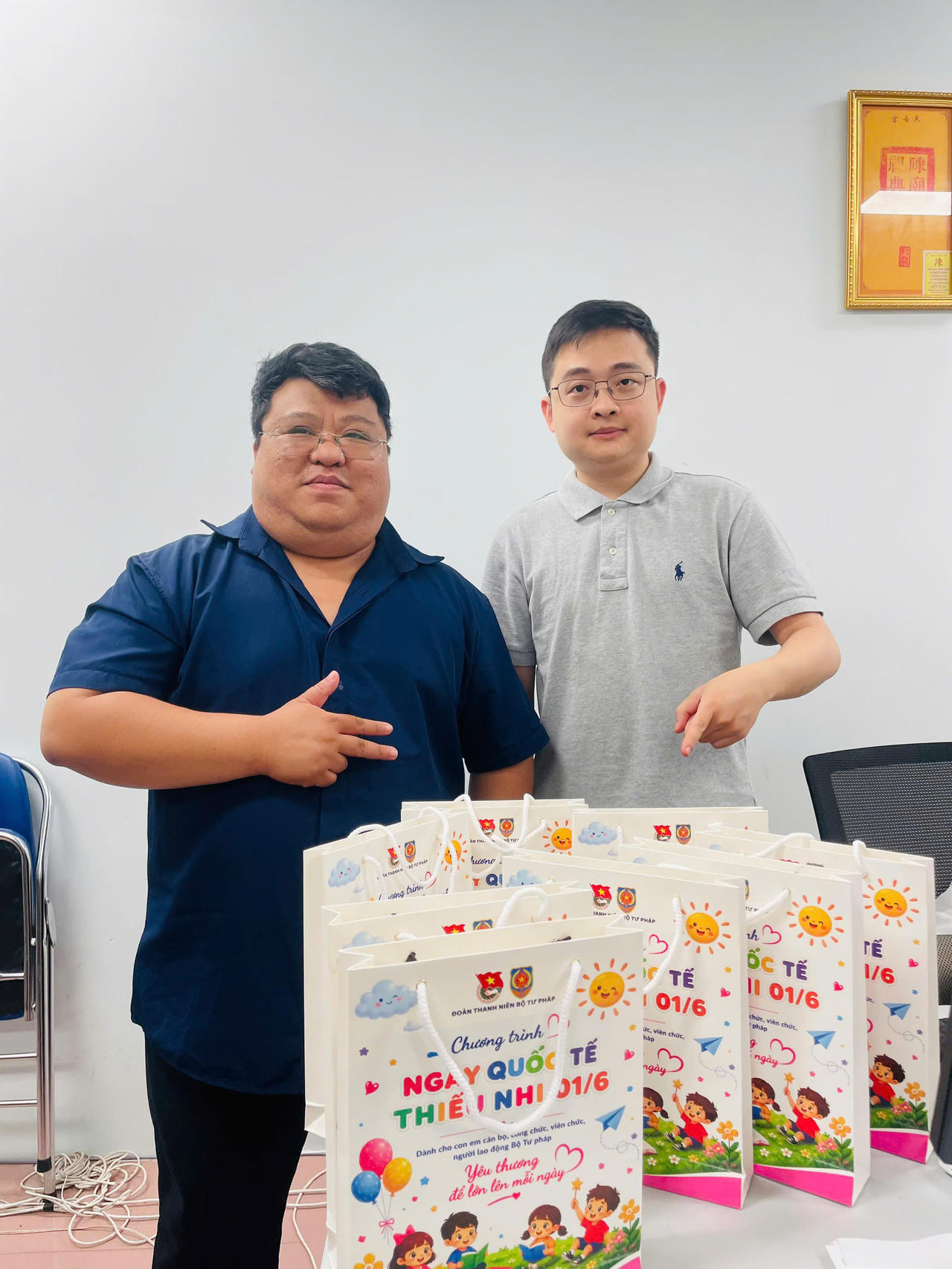 Đoàn Thanh niên Bộ Tư pháp trao tặng quà cho con em cán bộ Bộ Tư pháp nhân Ngày Quốc tế Thiếu nhi 01/6
