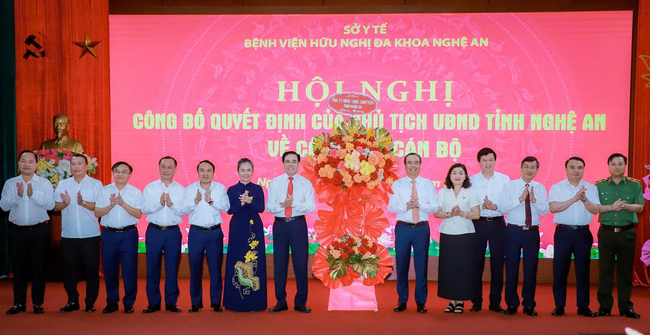 Ban Thường vụ Tỉnh ủy cùng các lãnh đạo UBND - UBMT TQ Việt Nam tỉnh Nghệ An tặng hoa chúc mừng tân Giám đốc Bệnh viện Hữu nghị Đa khoa Nghệ An