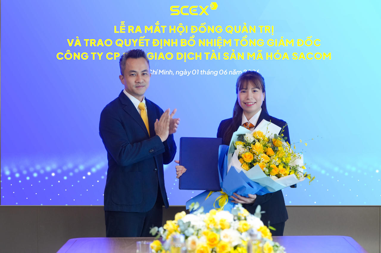 Ông Nguyễn Duy Khoa – Chủ tịch Hội đồng Quản trị SCEX trao quyết định bổ nhiệm bà Nguyễn Minh Hương giữ chức vụ Tổng Giám đốc SCEX.