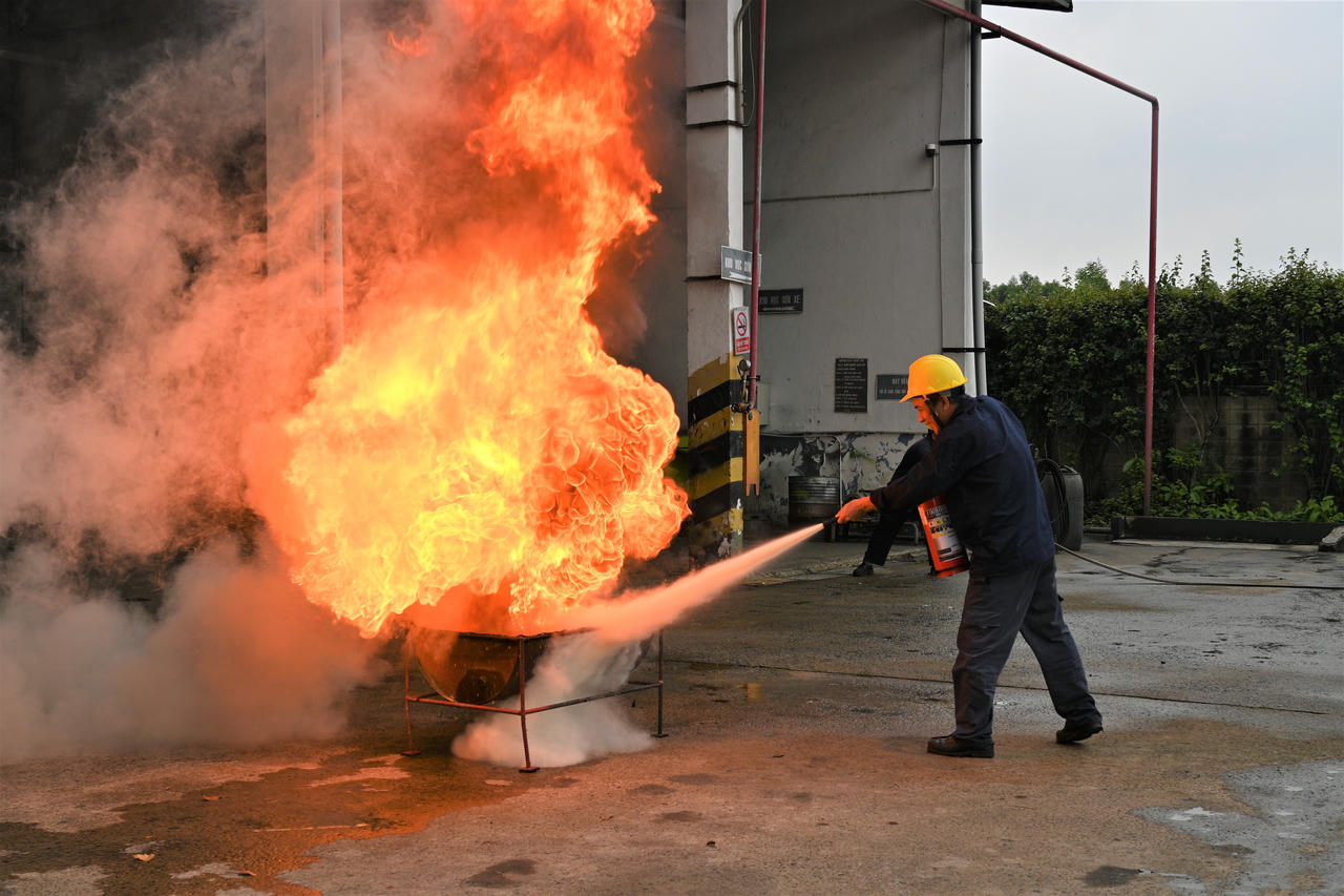 Nhân viên đang tiến hành dập lửa ngay khi phát hiện đám cháy bùng phát.