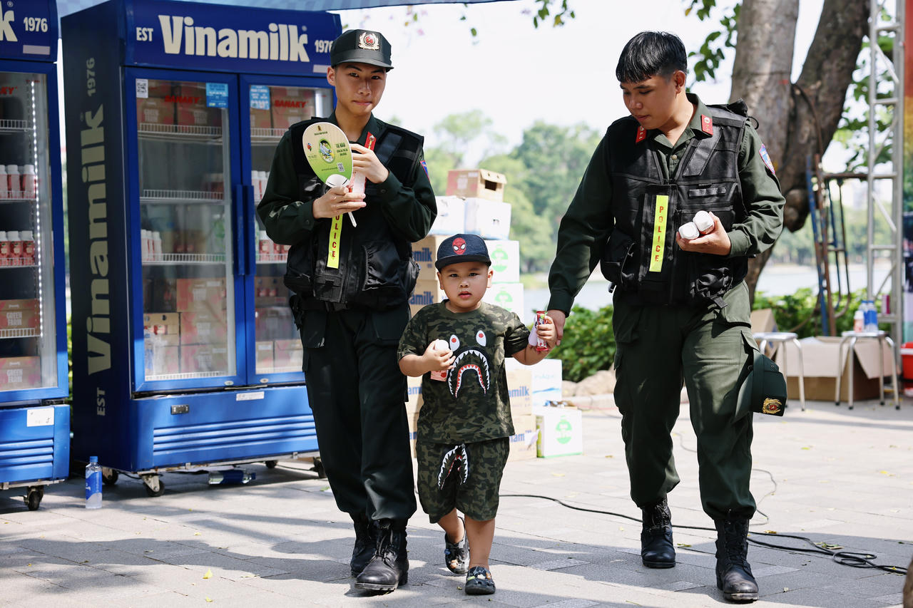Em bé được lực lượng cảnh sát cơ động chăm sóc, trao tặng sản phẩm dinh dưỡng Vinamilk tại chương trình. Ảnh: Vi Nam