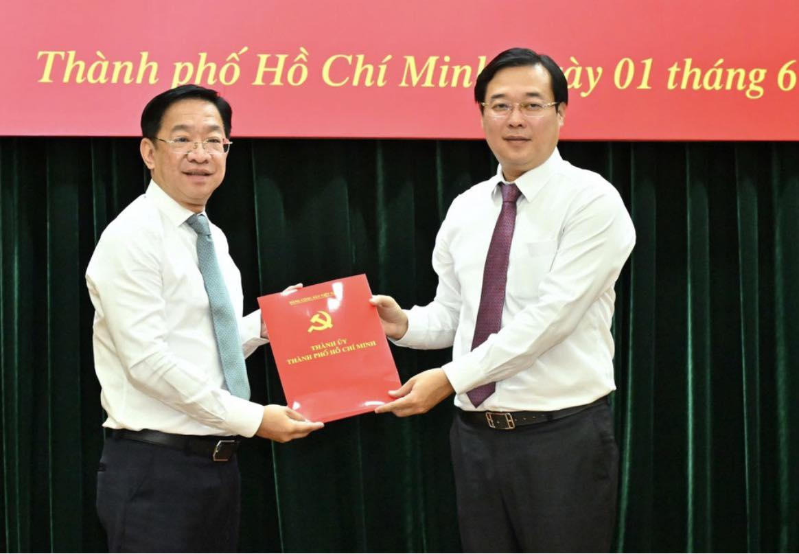 Phó Bí thư Thường trực Thành ủy TP Hồ Chí Minh Lê Quốc Phong trao quyết định điều động, chỉ định ông Lê Trần Kiên, Bí thư Đảng ủy, Chủ tịch HĐND phường Thạnh Mỹ Tây, tham gia Ban Chấp hành, Ban Thường vụ, giữ chức Bí thư Đảng ủy phường An Khánh, nhiệm kỳ 2025-2030.