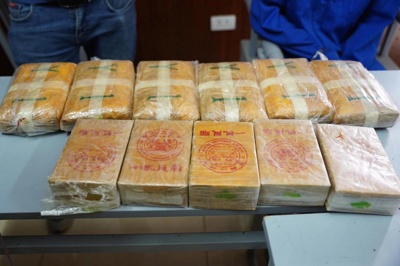 Tang vật thu giữ gồm 10 bánh heroin và 7 bánh ma túy tổng hợp
