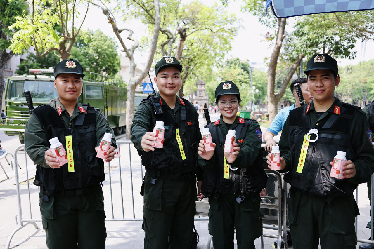 Các chiến sĩ cảnh sát cơ động rạng rỡ tại chương trình cùng Vinamilk. Ảnh: Vi Nam