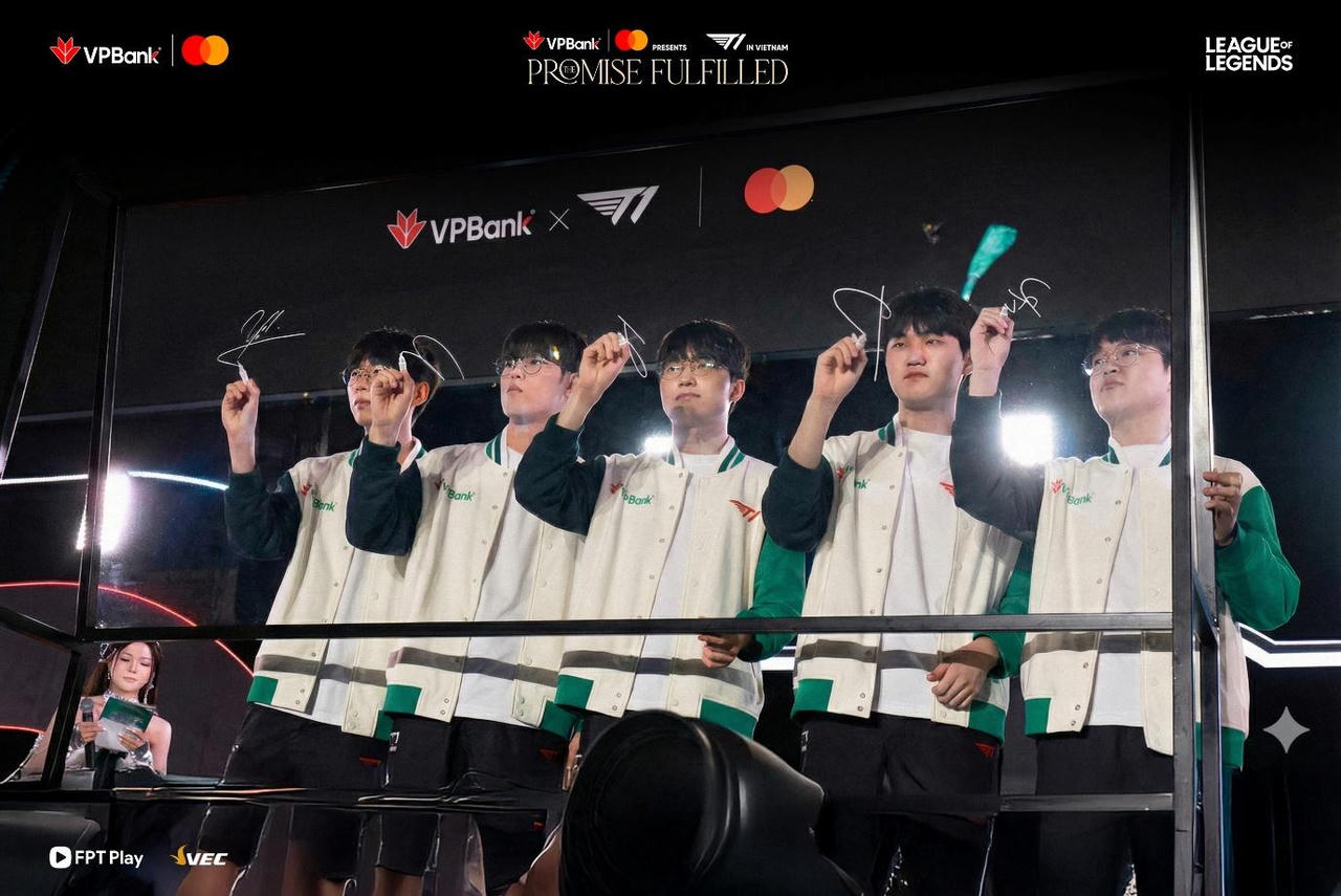 Lần đầu ti&ecirc;n, to&agrave;n bộ đội h&igrave;nh T1 sang Việt Nam - trong lễ hội e-Sport do VPBank tổ chức.