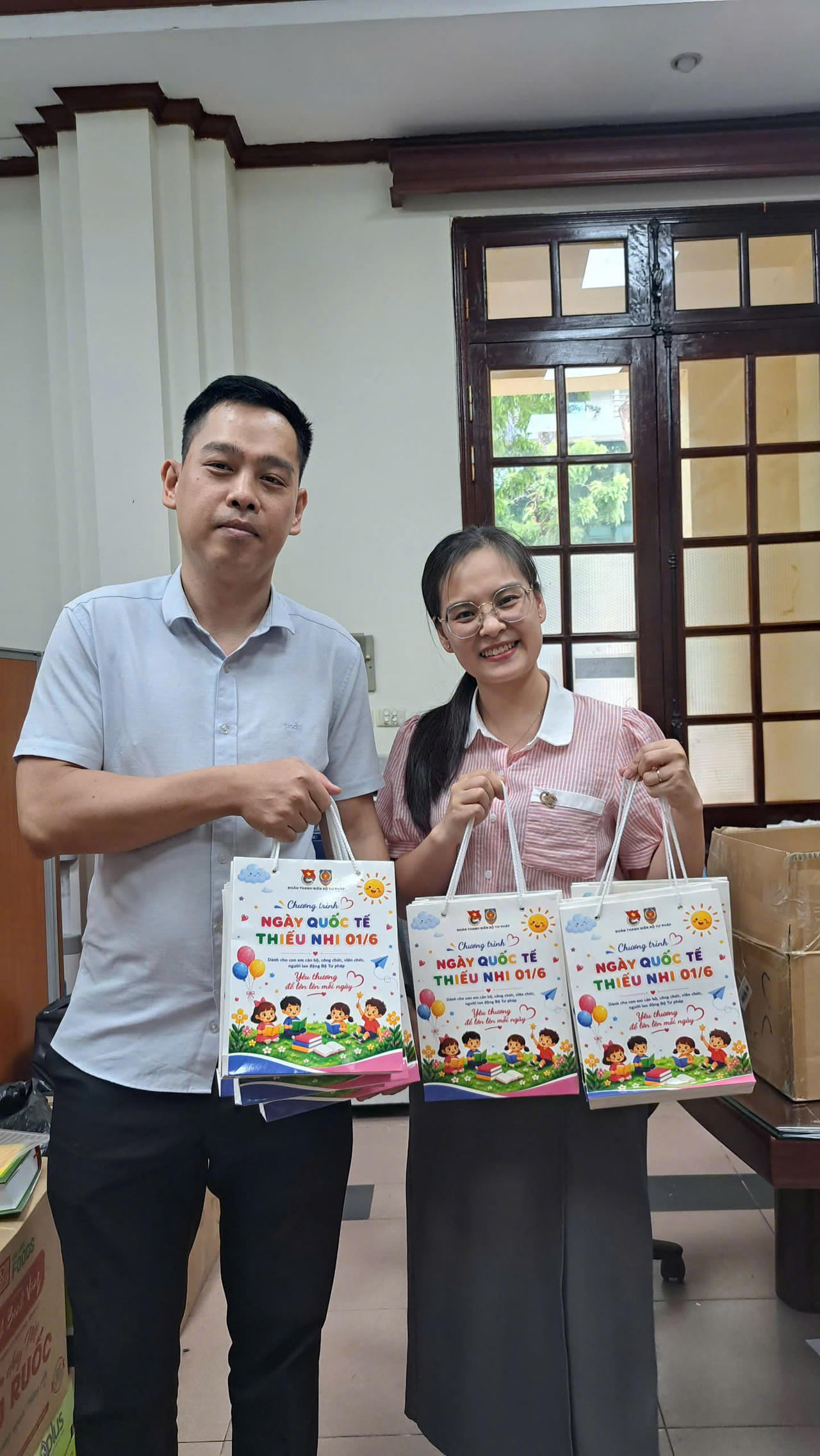 Đoàn Thanh niên Bộ Tư pháp trao tặng quà cho con em cán bộ Bộ Tư pháp nhân Ngày Quốc tế Thiếu nhi 01/6