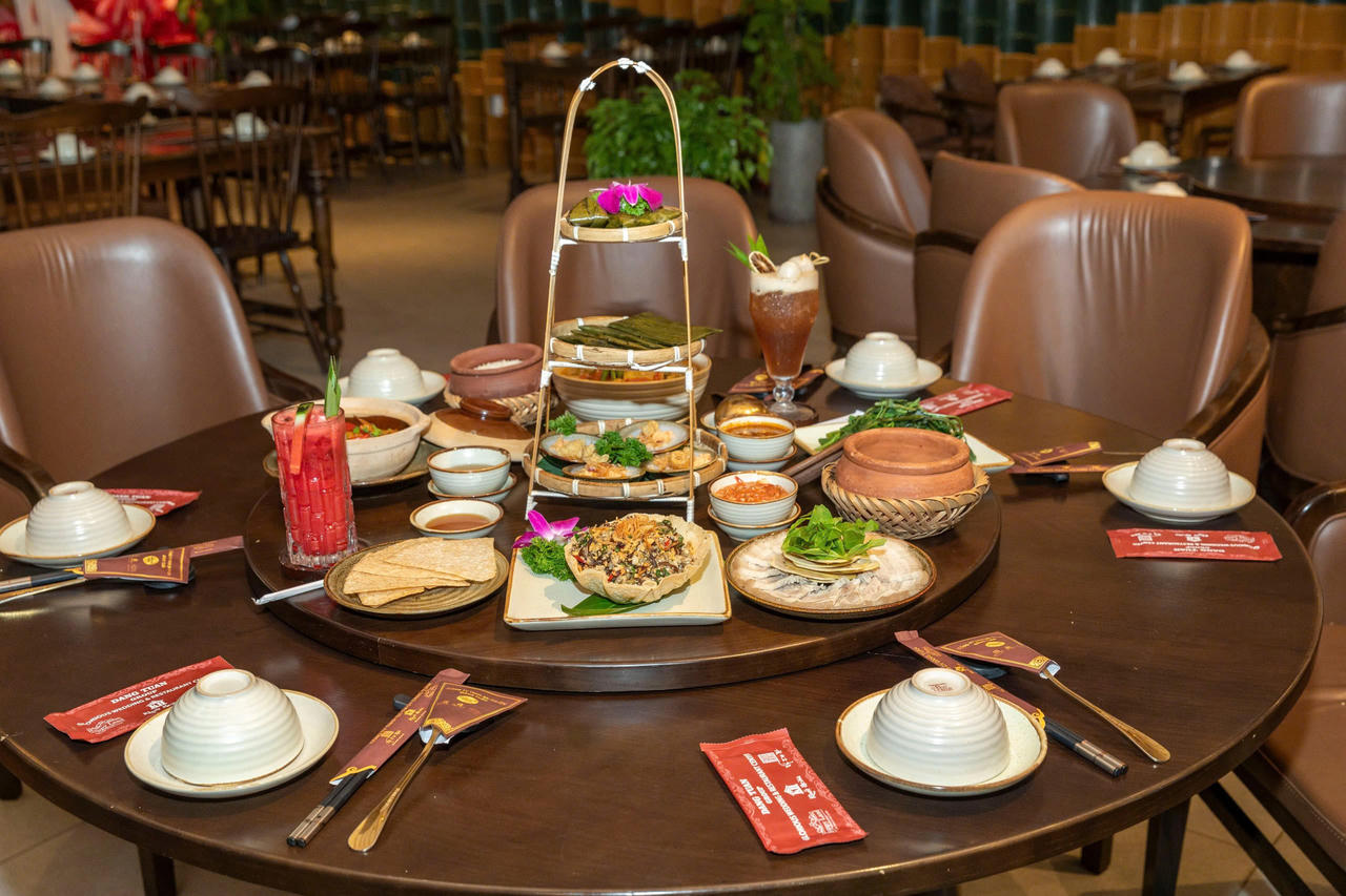 Mâm cơm truyền thống với nhiều món ăn quen thuộc, được trình bày hài hòa tại Khải Hoàn.