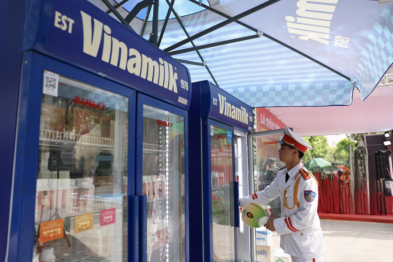 Những sản phẩm dinh dưỡng mát lành của Vinamilk đã góp phần giúp các lực lượng phục vụ chương trình giải khát và tiếp thêm năng lượng. Ảnh: Vi Nam