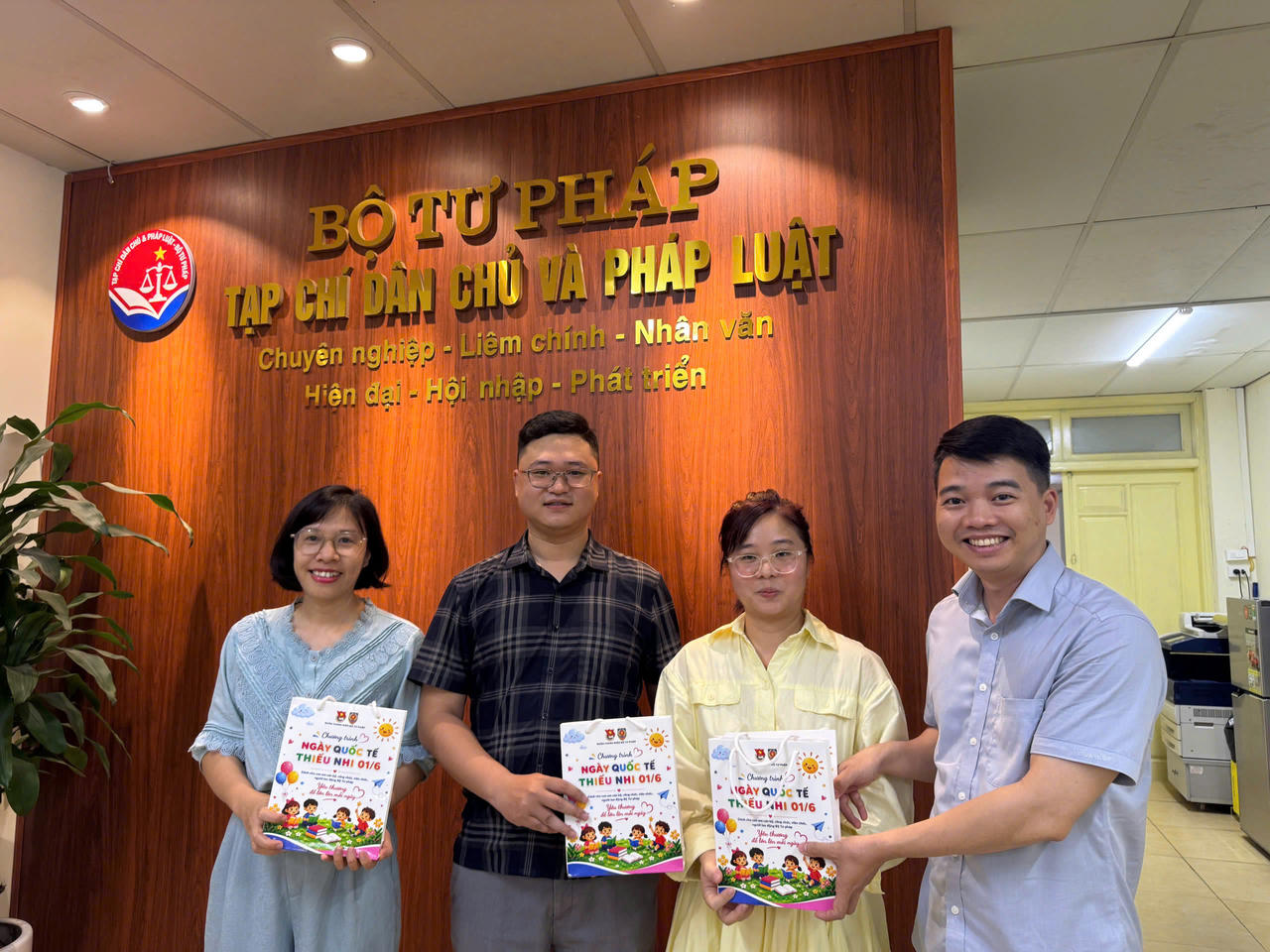 Đoàn Thanh niên Bộ Tư pháp trao tặng quà cho con em cán bộ Bộ Tư pháp nhân Ngày Quốc tế Thiếu nhi 01/6