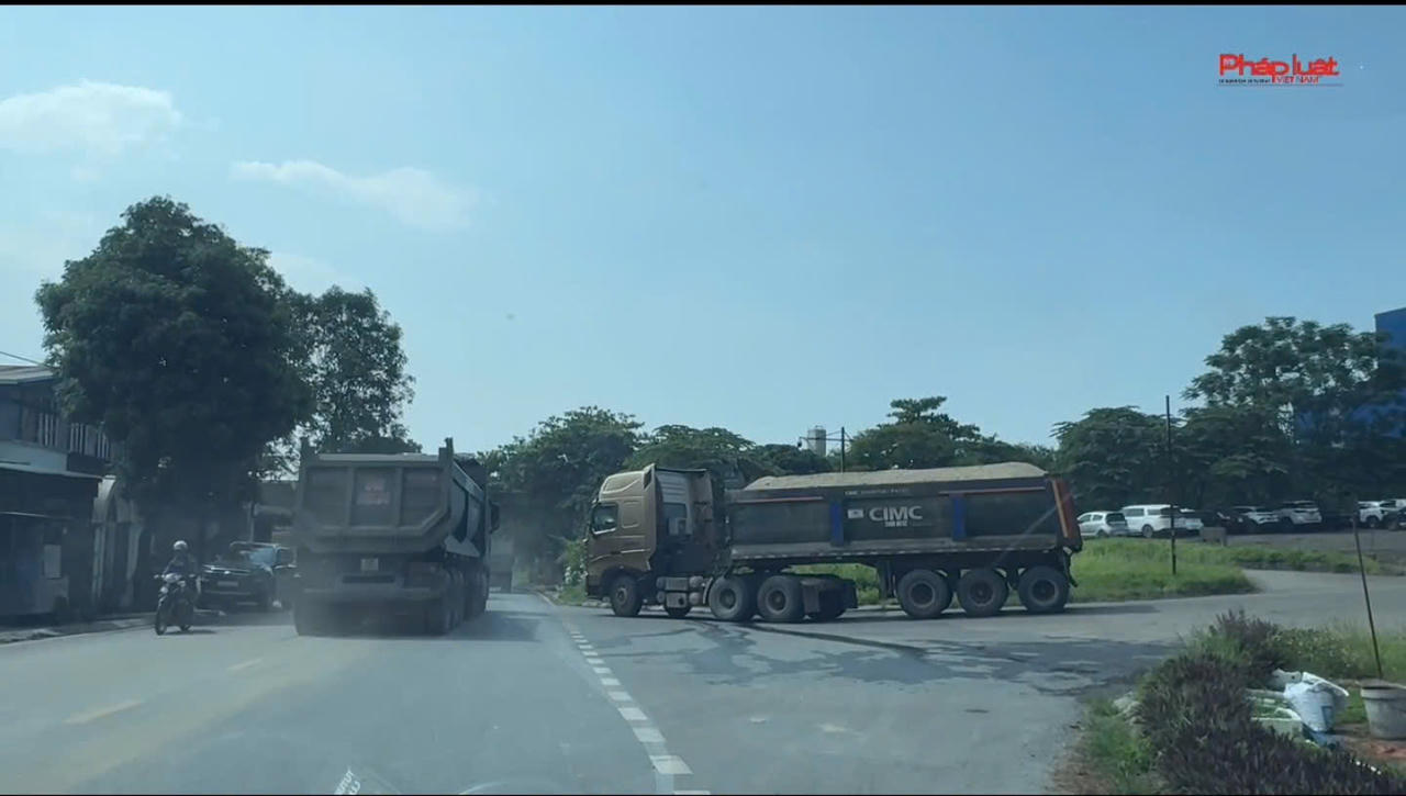 Không chỉ gây áp lực giao thông, việc các phương tiện tải trọng lớn hoạt động với tần suất cao còn khiến khu vực cổng nhà máy thường xuyên xảy ra tình trạng ùn ứ cục bộ.