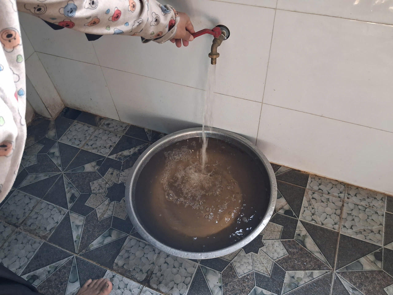 Nước sạch đổi màu vàng đục như “cà phê loãng” khiến nhiều hộ dân ở xã Quảng Trạch hoang mang.