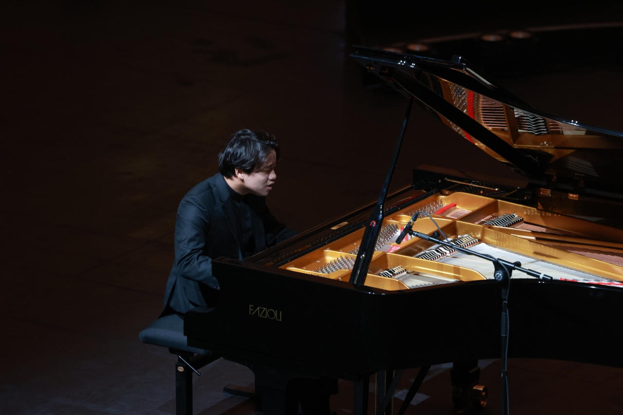Nghệ sĩ piano trẻ Nguyễn Việt Trung&nbsp;thể hiện tinh tế các tác phẩm của Chopin (Ảnh: L.Chiến).