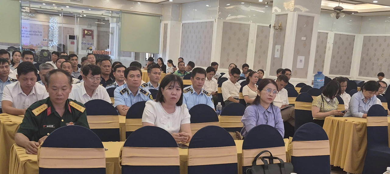 Để bảo đảm lộ trình phủ khắp xăng E10 diễn ra đồng bộ, Sở Công Thương TP Huế đã chủ động phối hợp, tham mưu và siết chặt công tác quản lý thị trường, yêu cầu sự vào cuộc quyết liệt từ các cơ quan quản lý đến từng cơ sở bán lẻ trên địa bàn