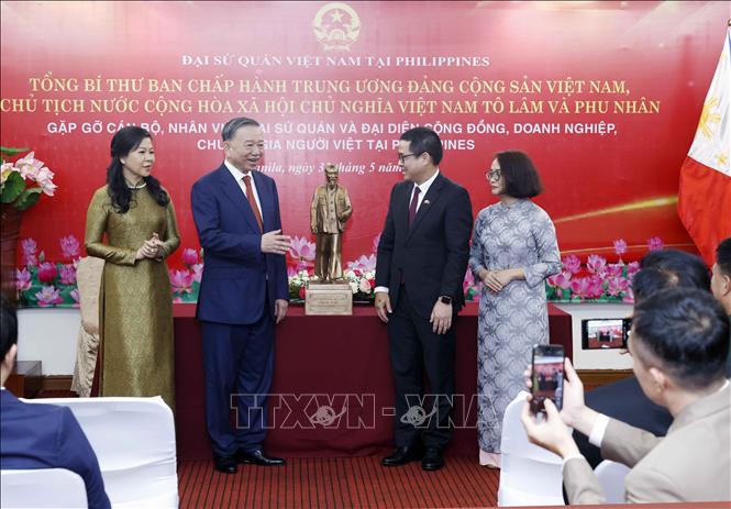 Tổng Bí thư, Chủ tịch nước Tô Lâm và Phu nhân tặng bức tượng Chủ tịch Hồ Chí Minh cho Đại sứ quán Việt Nam tại Philippines - Ảnh: TTXVN