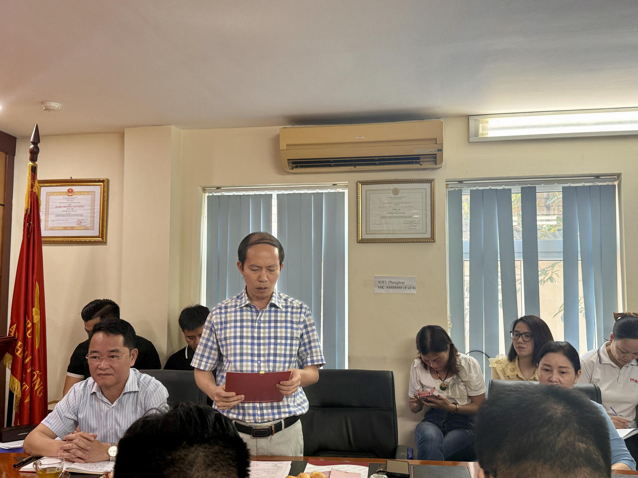 Đồng ch&iacute; Nguyễn Đức Trường - B&iacute; thư Chi bộ Khối H&agrave;nh ch&iacute;nh c&ocirc;ng bố Quyết định kết nạp Đảng vi&ecirc;n.