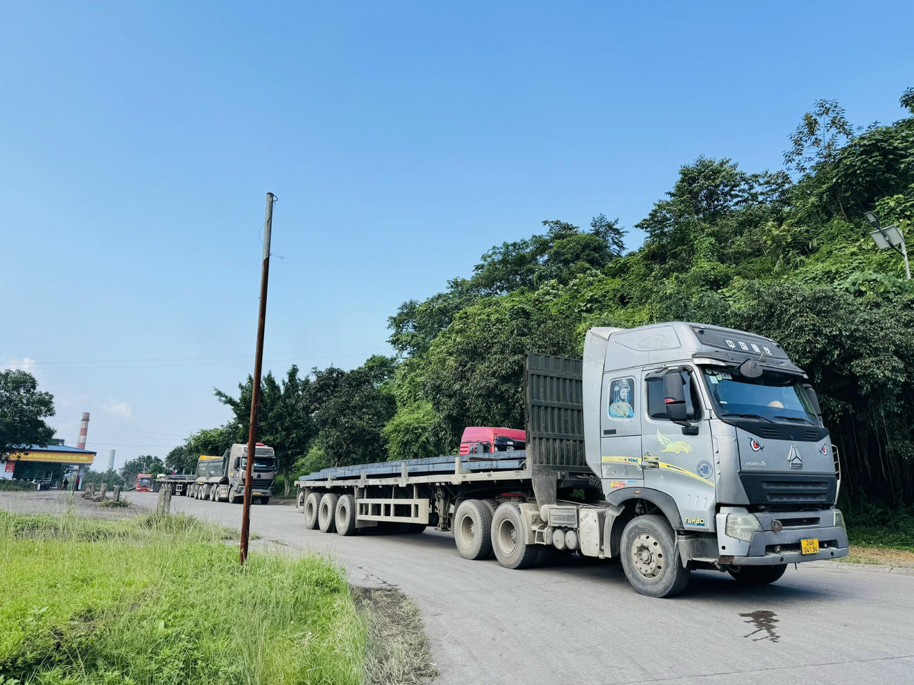 Trung bình mỗi ngày có hàng trăm lượt xe hoạt động liên tục từ khoảng 7h đến 17h. Phần lớn các phương tiện đều có kích thước lớn, thùng xe dài, trong khi mặt đường tại khu vực không rộng, khiến việc lưu thông của người dân gặp nhiều khó khăn.