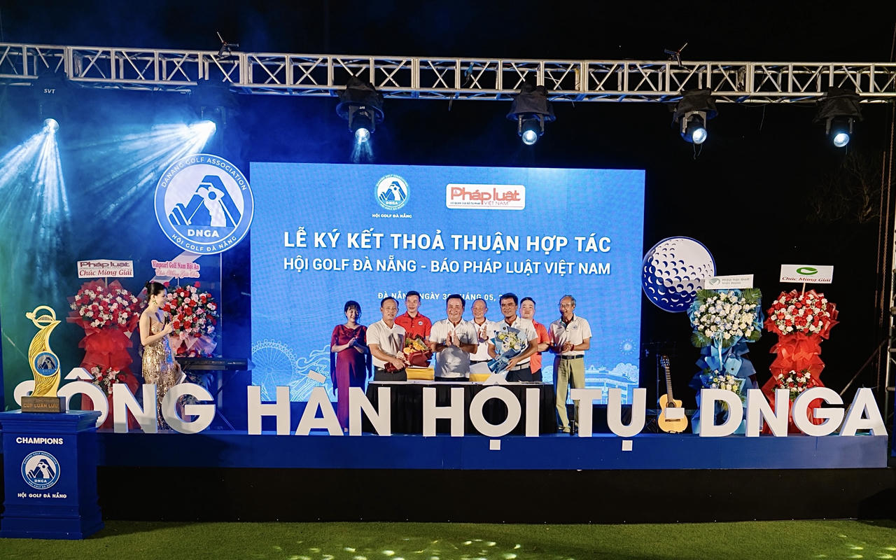 Ông Nguyễn Quang Tám, Trưởng VPĐD Báo Pháp luật Việt Nam tại TP Đà Nẵng và ông&nbsp;Đàm Quang Tuấn, Chủ tịch Hội Golf thành phố Đà Nẵng&nbsp;ký kết Biên bản ghi nhớ hợp tác tại Sân Golf Vinpearl Nam Hội An.