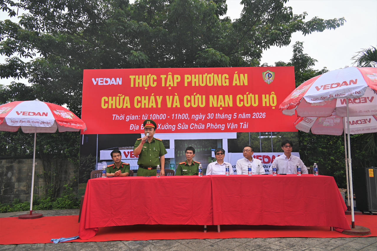 Nguyễn Thế Hùng - Đội trưởng đội CC&CNCH khu vực 4, phòng cảnh sát PCCC&CNCH Thành phố Đồng Nai nhận xét đánh giá buổi thực tập.