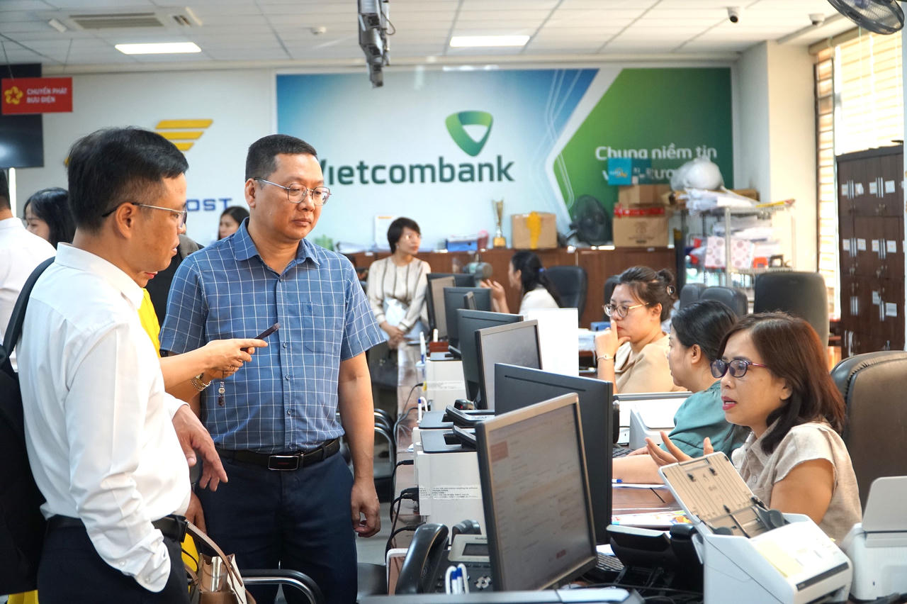 Đoàn công tác khảo sát tại Trung tâm Phục vụ hành chính công tỉnh Nghệ An.