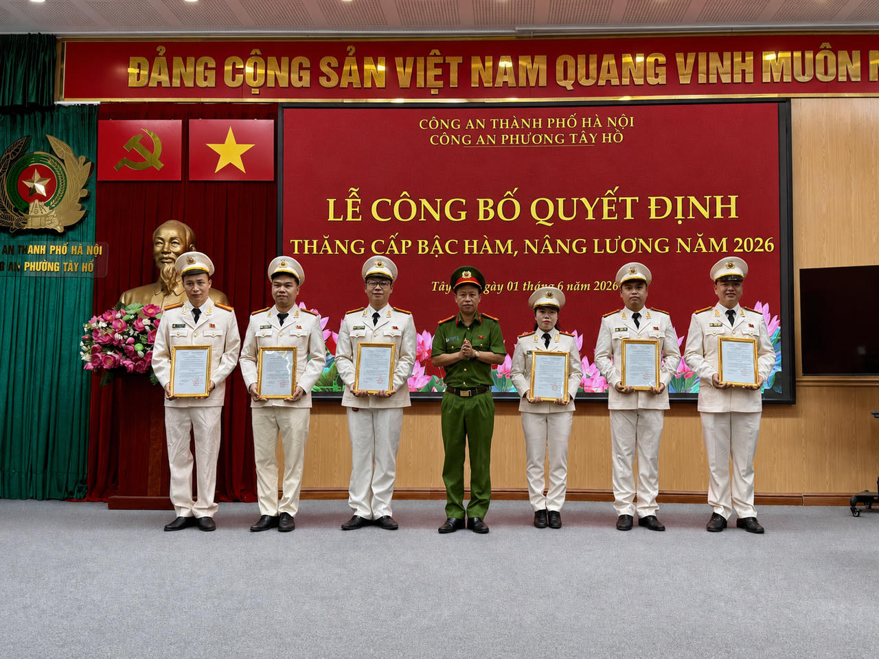 Trung tá Ngô Thái Sơn - Trưởng Công an phường Tây Hồ trao quyết định thăng cấp bậc hàm, nâng lương cho cán bộ chiến sĩ.