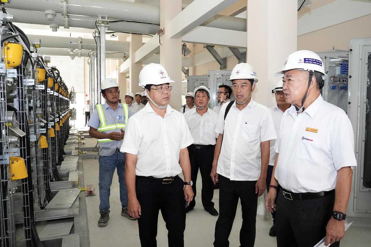 EVNHCMC và ông Phạm Quốc Bảo Chủ tịch HĐTV được vinh danh tại Lễ biểu dương thành tựu vì Việt Nam số 