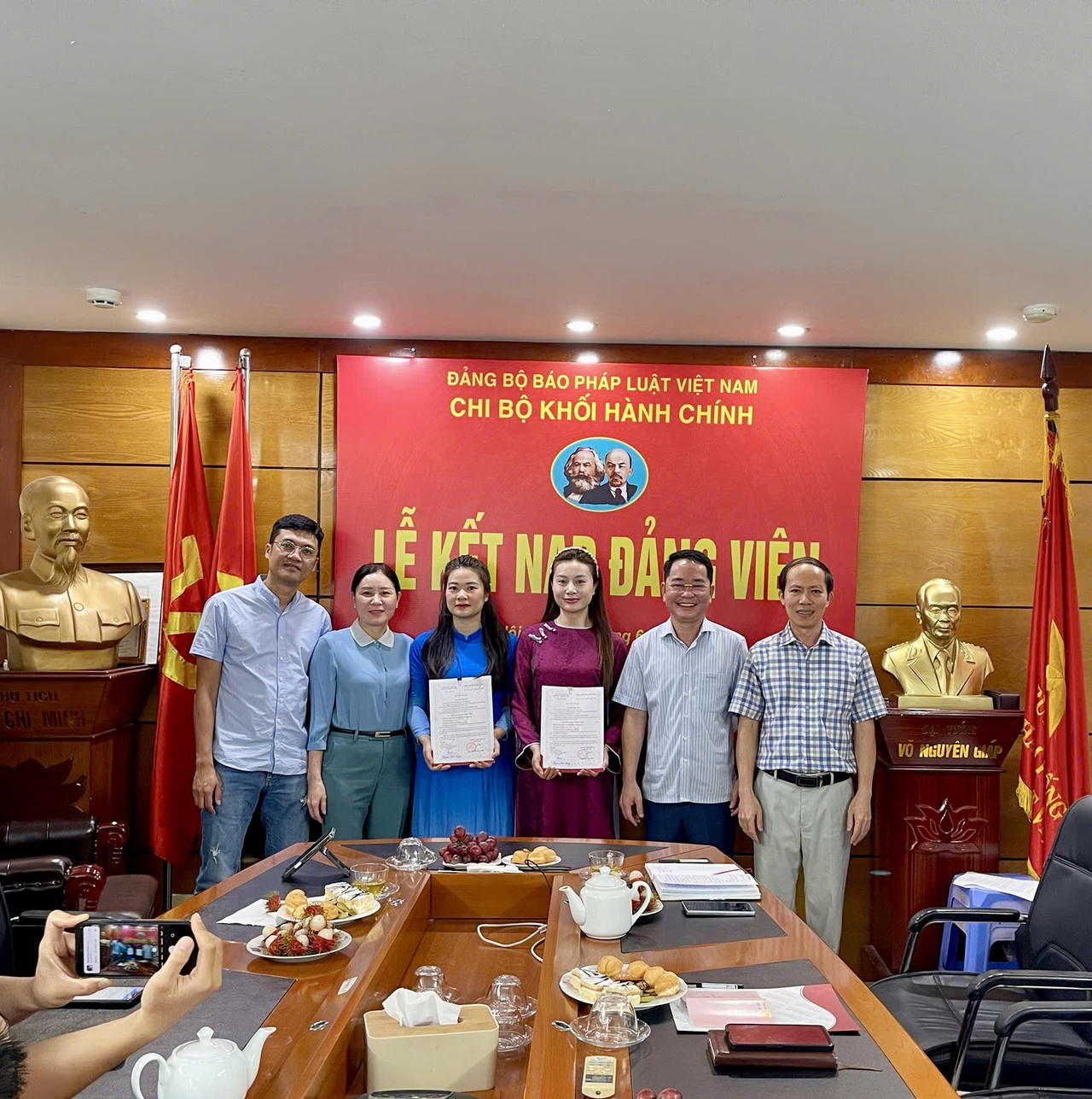 C&aacute;c đồng ch&iacute; l&atilde;nh đạo Đảng uỷ B&aacute;o Ph&aacute;p luật Việt Nam v&agrave; Chi bộ khối H&agrave;nh ch&iacute;nh trao Quyết định kết nạp v&agrave; chụp ảnh kỷ niệm c&ugrave;ng 2 Đảng vi&ecirc;n mới.&nbsp;