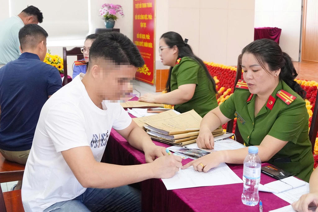 Các phạm nhân được cán bộ Trại Tạm giam cấp căn cước, chứng chỉ nghề và hỗ trợ kinh phí đi đường