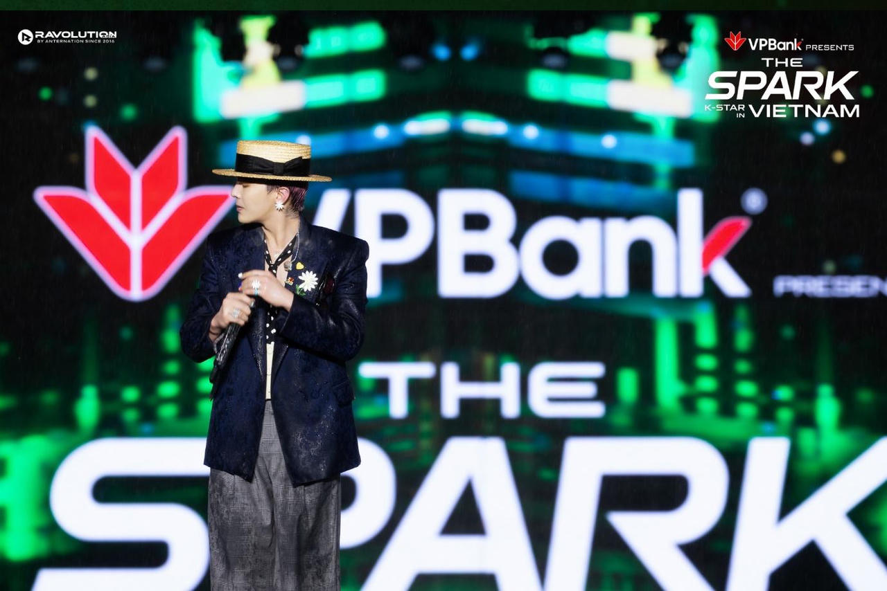 Biểu tượng K-POP G-DRAGON biểu diễn tại Việt Nam trong đại nhạc hội của VPBank.