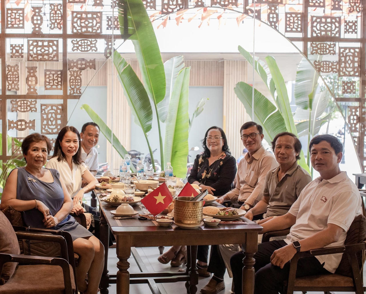 Thực khách thưởng thức cơm niêu và các món ăn truyền thống trong không gian ấm cúng tại Nhà hàng Khải Hoàn.