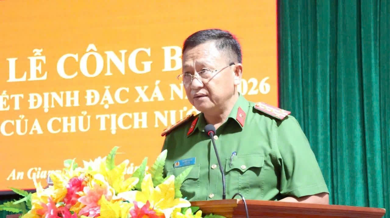 Đại tá Đại tá Tạ Đức Hoan, Giám thị Trại giam Kênh 7, công bố Quyết định đặc xá của Chủ tịch nước cho 108 phạm nhân.