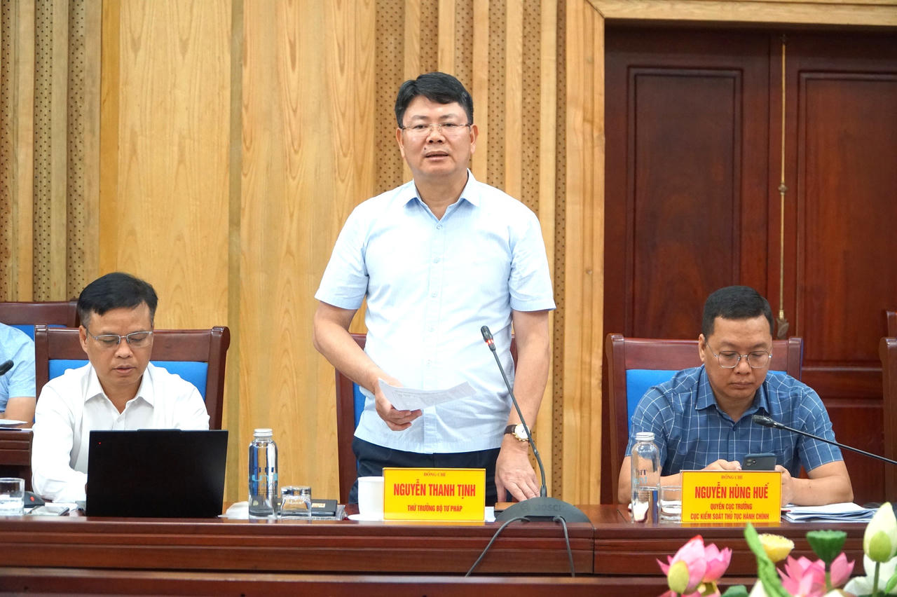 Thứ trưởng Bộ Tư pháp Nguyễn Thanh Tịnh đánh giá cao kết quả cải cách hành chính tại Nghệ An.&nbsp;