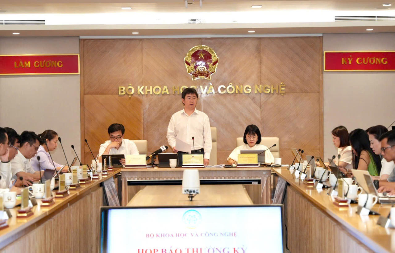 Công nghệ chiến lược: Chuyển từ chạy theo xu hướng sang giải bài toán quốc gia