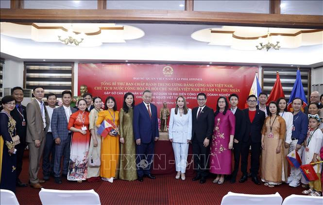 Tổng Bí thư, Chủ tịch nước Tô Lâm và Phu nhân với cán bộ, nhân viên Đại sứ quán và đại diện cộng đồng, doanh nghiệp, chuyên gia người Việt Nam tại Philippines - Ảnh: TTXVN