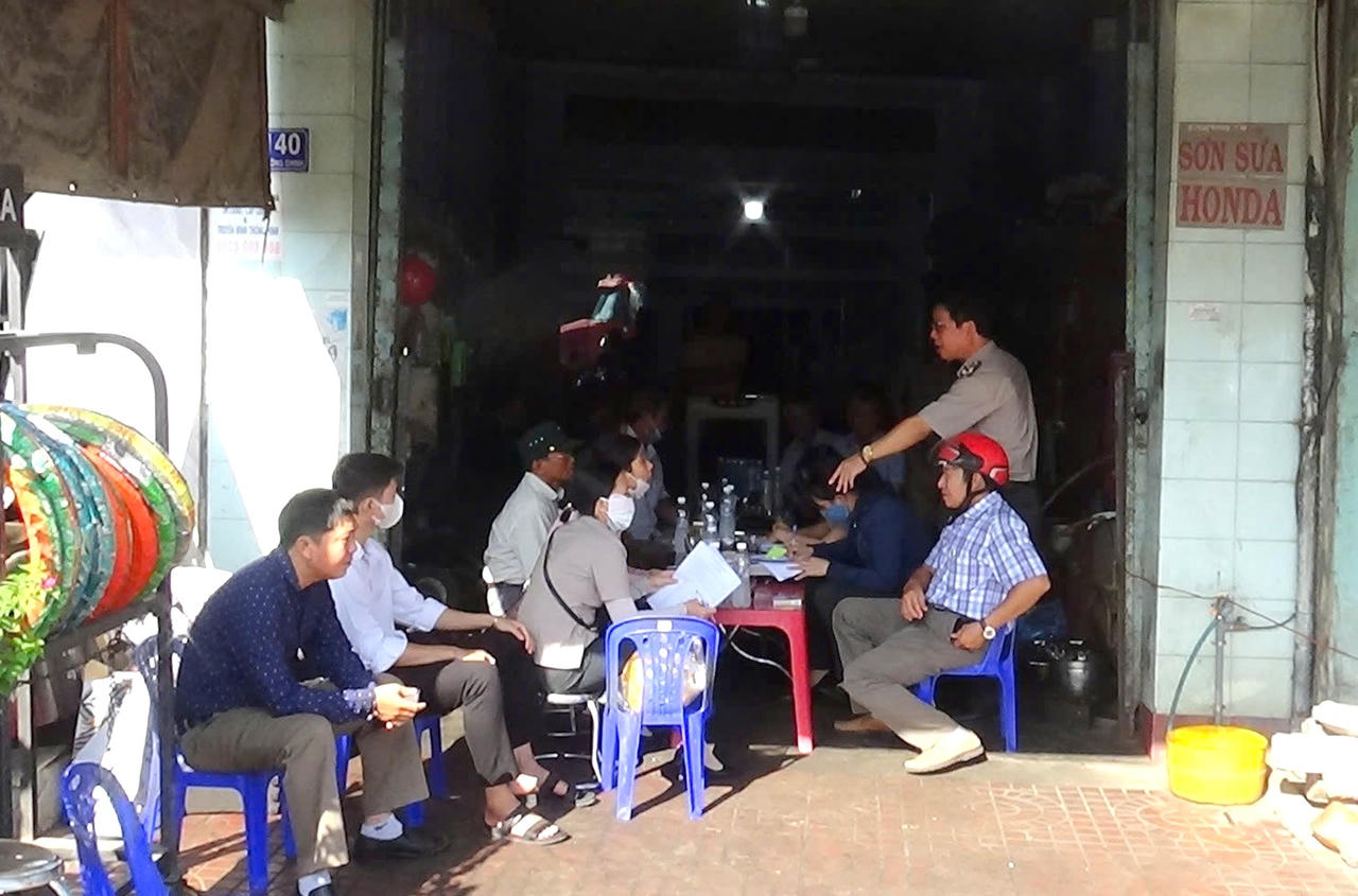 Ông Nguyễn Hoàng Anh (đứng) tổ chức kê biên tài sản trong một vụ việc.