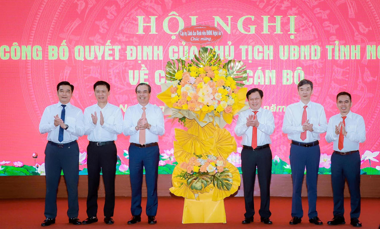 Ban Giám đốc Bệnh viện Hữu nghị Đa khoa Nghệ An tặng hoa chúc mừng tân giám đốc