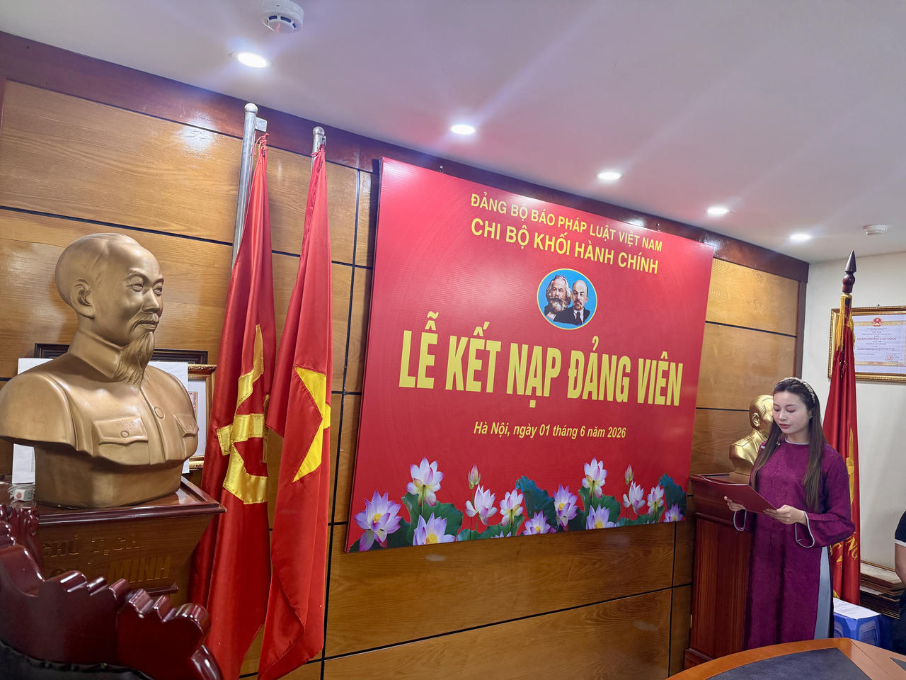 Đảng vi&ecirc;n mới Nguyễn Thảo Nguy&ecirc;n đọc lời tuy&ecirc;n thệ&nbsp;