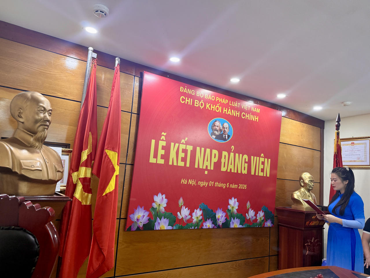 Đảng vi&ecirc;n mới Nguyễn Huyền Trang đọc lời tuy&ecirc;n thệ&nbsp;