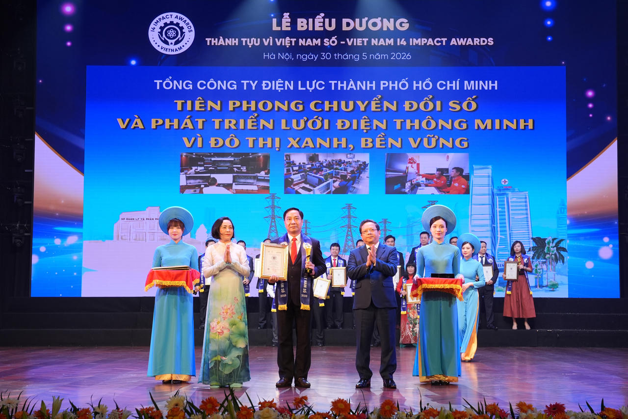 Ông Nguyễn Thanh Nhã – Phó Tổng giám đốc EVNHCMC đại diện Tổng công ty nhận giải thưởng

