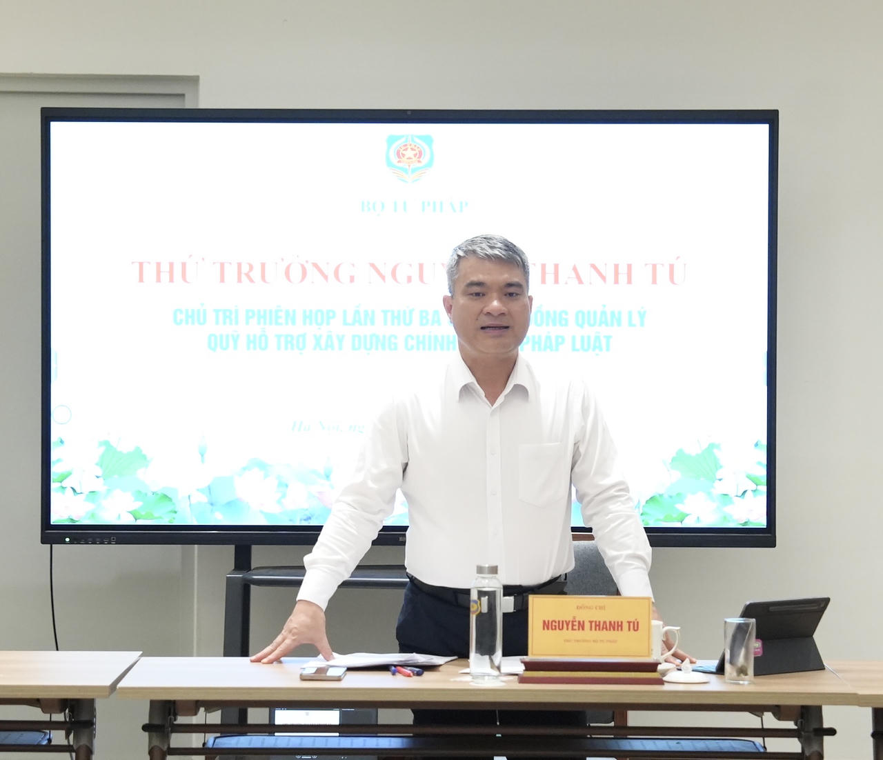 Thứ trưởng Bộ Tư pháp Nguyễn Thanh Tú phát biểu tại Phiên họp.