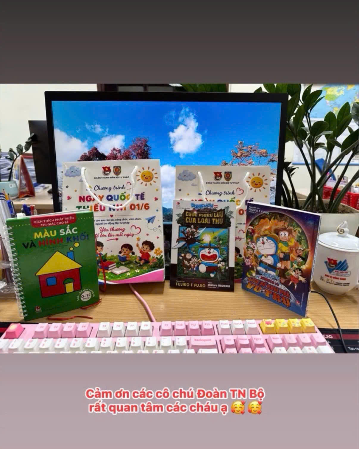 Đoàn Thanh niên Bộ Tư pháp trao tặng quà cho con em cán bộ Bộ Tư pháp nhân Ngày Quốc tế Thiếu nhi 01/6