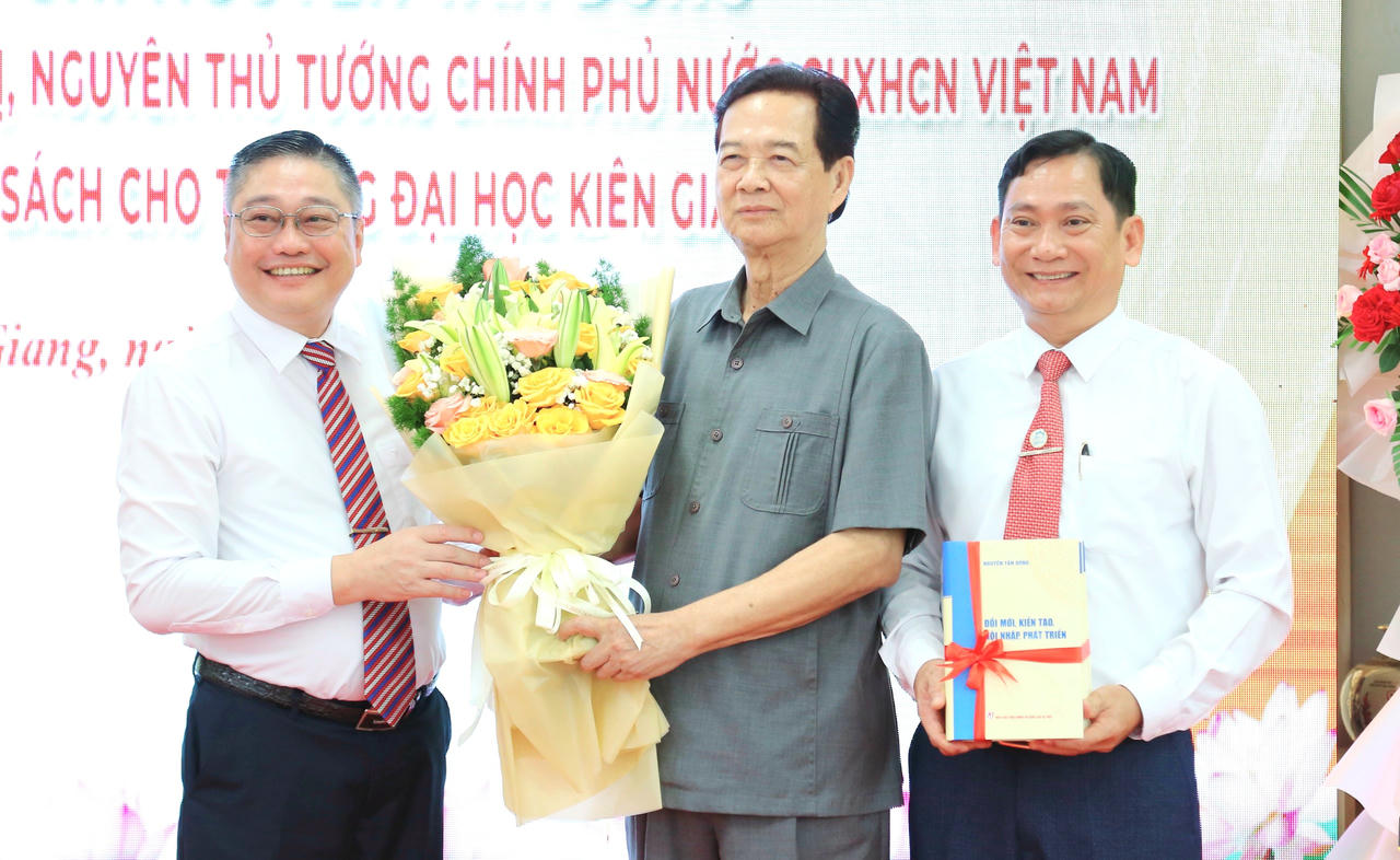 TS. Nguyễn Hữu Thọ, Chủ tịch Hội đồng Trường Đại học Kiên Giang tặng hoa cho nguyên Thủ tướng Chính phủ Nguyễn Tấn Dũng.
