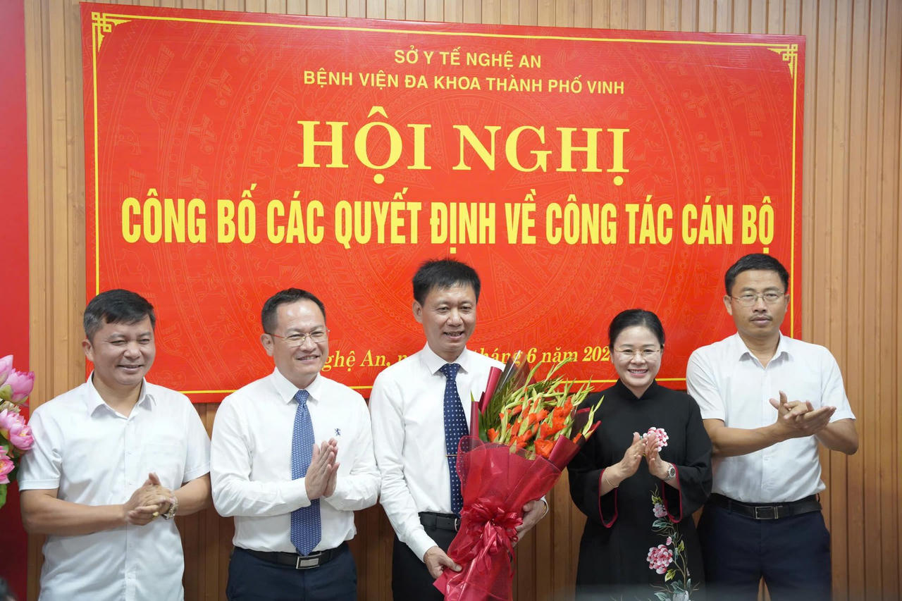 Lãnh đạo Sở Y tế Nghệ An tặng hoa chúc mừng tân giám đốc Bệnh viện Đa khoa thành phố Vinh.