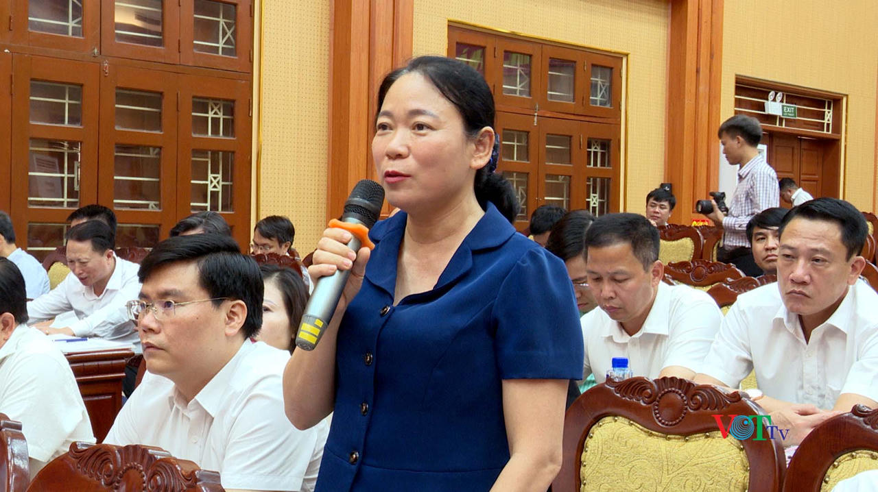 Bà Lê Thị Hồng Hà - Bí thư Đảng uỷ, chủ tịch HĐND xã Vĩnh Trụ&nbsp; phát biểu, đề xuất các giải pháp nhằm nâng cao hiệu quả hoạt động sau sắp xếp đơn vị hành chính.&nbsp;