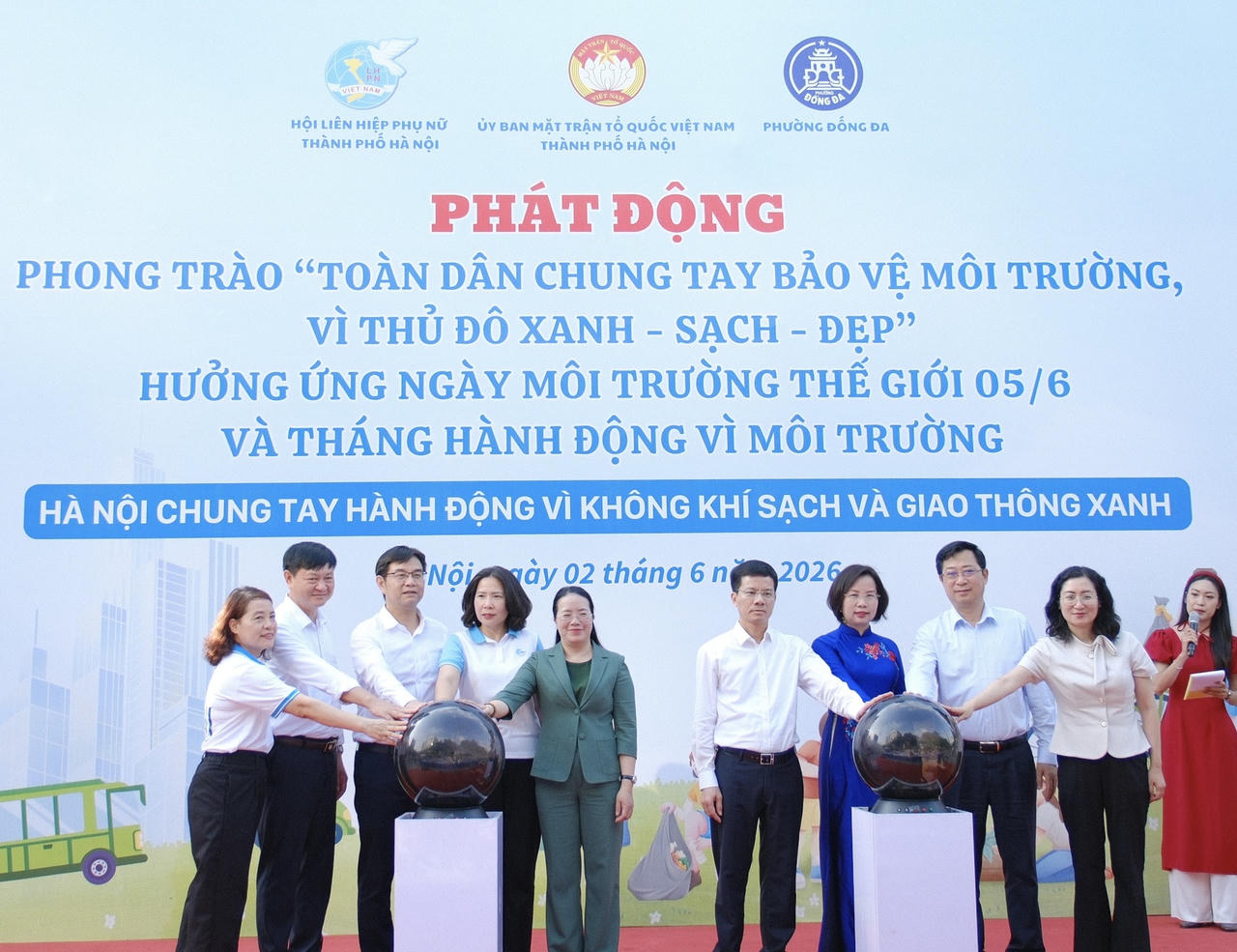 Các đại biểu thực hiện nghi thức phát động phong trào thi đua “Toàn dân chung tay bảo vệ môi trường, vì Thủ đô xanh - sạch - đẹp”.