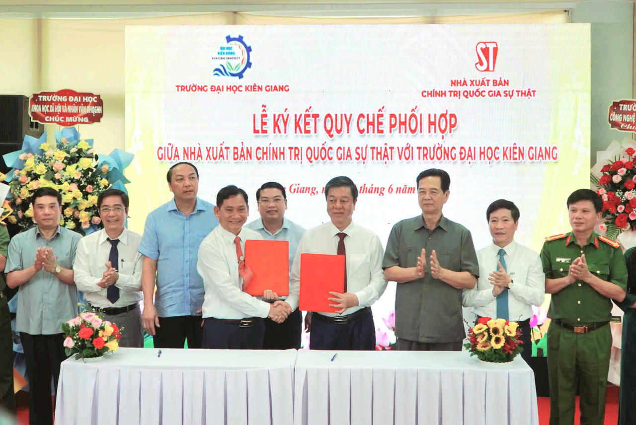 Nhà xuất bản Chính trị quốc gia Sự thật và Trường Đại học Kiên Giang đã thực hiện nghi thức ký kết Quy chế phối hợp.