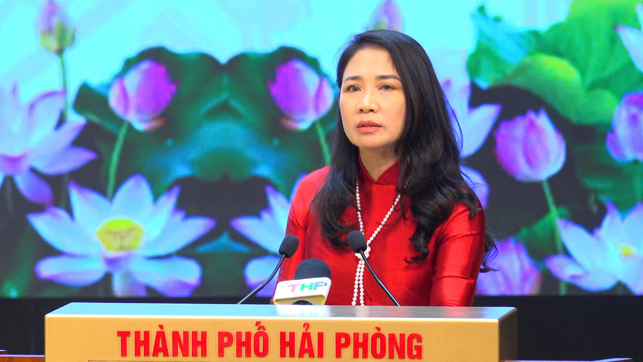Bí thư Đảng ủy phường Hải An Nguyễn Thị Thu tham luận tại Hội nghị.