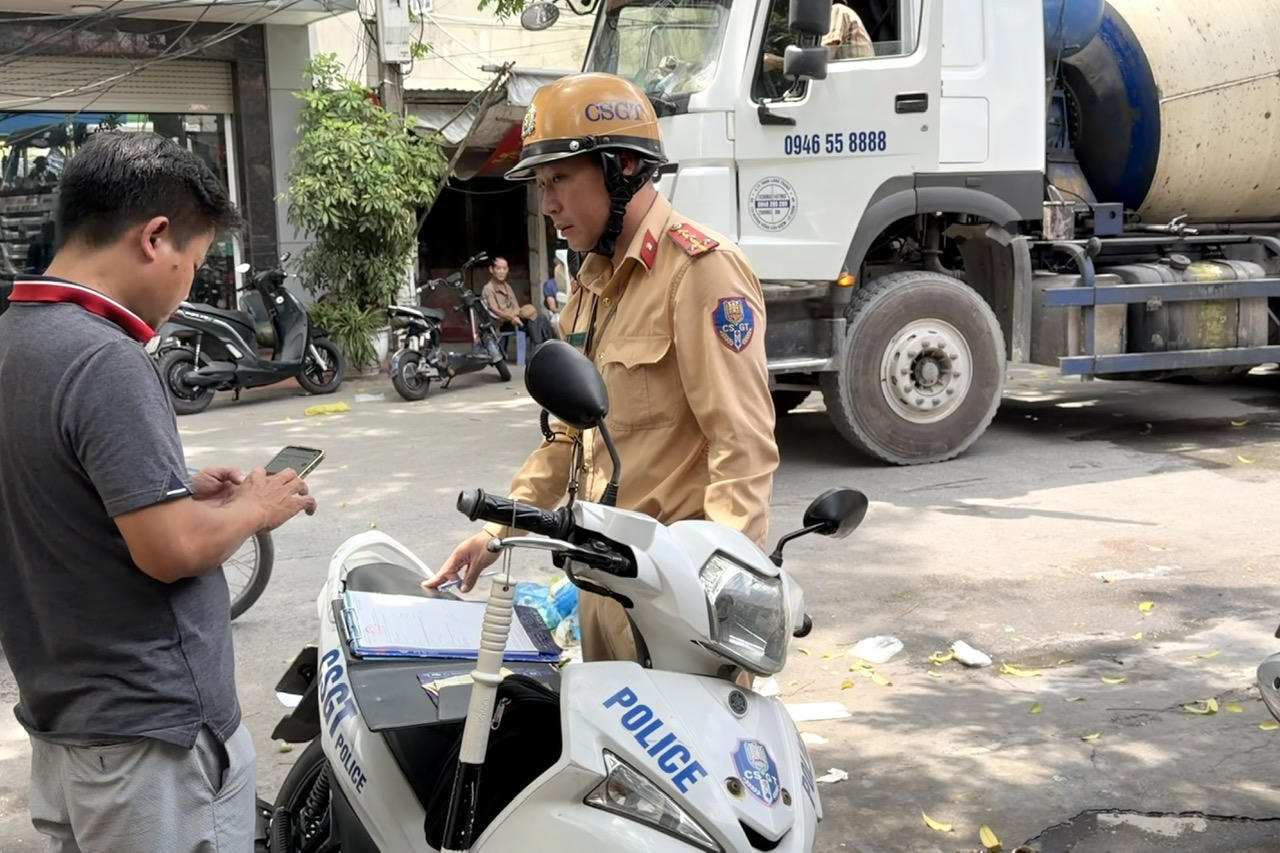 Ngang nhiên vượt biển cấm, chiếm nút giao thông để bơm bê tông giữa trung tâm Hải Phòng