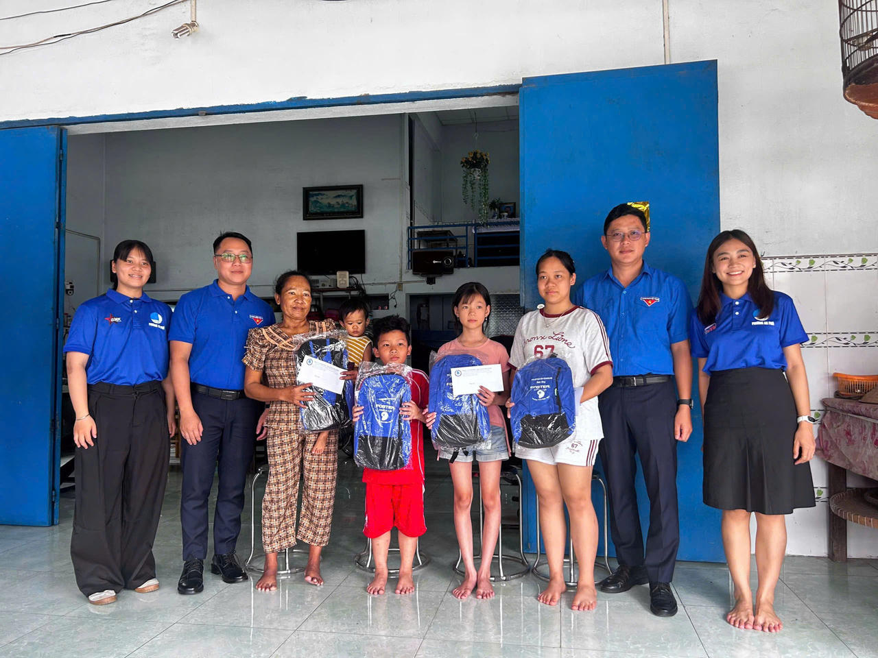 Trao tặng quà cho nhiều em có hoàn cảnh khó khăn nhằm động viên, tiếp thêm động lực trong học tập và cuộc sống.