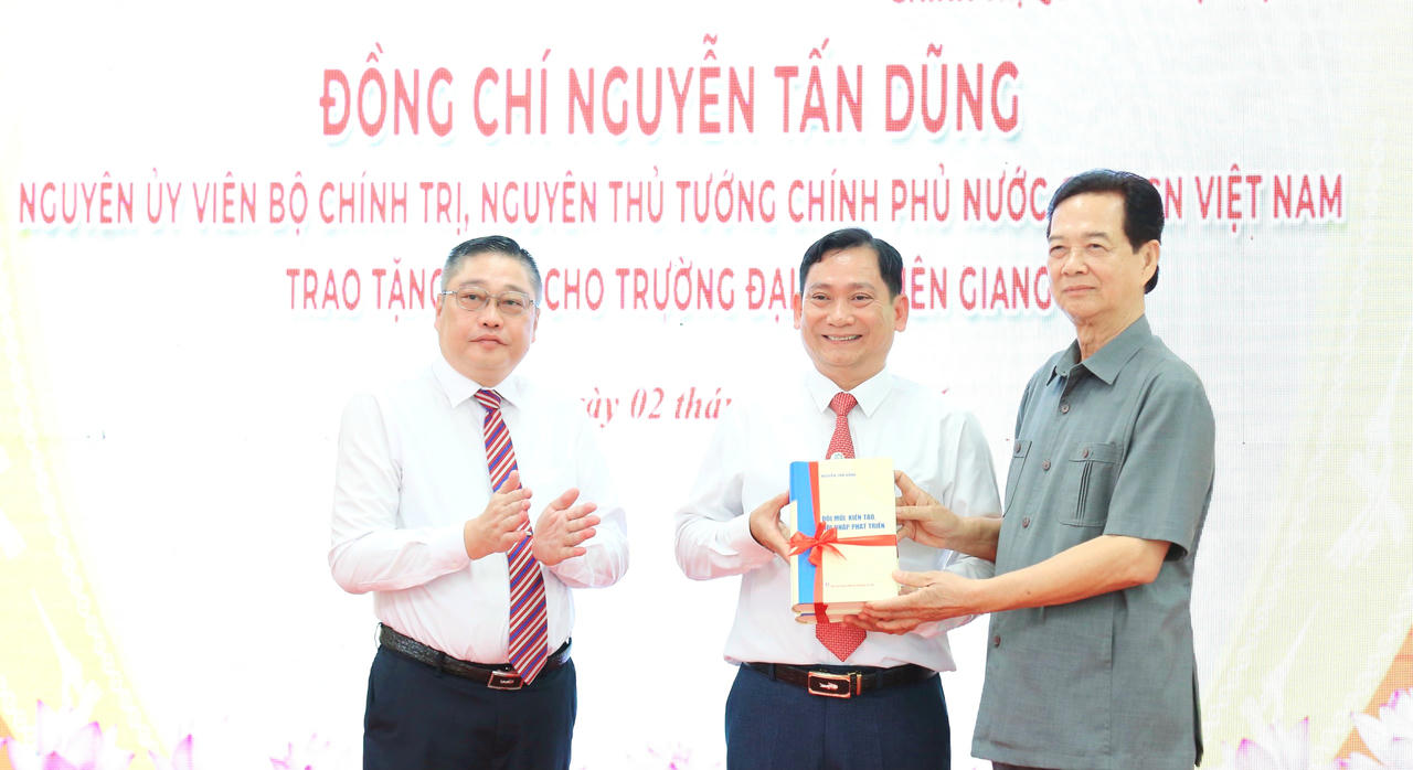 Ông Nguyễn Tấn Dũng – nguyên Ủy viên Bộ Chính trị, nguyên Thủ tướng Chính phủ&nbsp; trao tặng sách cho Trường Đại học Kiên Giang. 