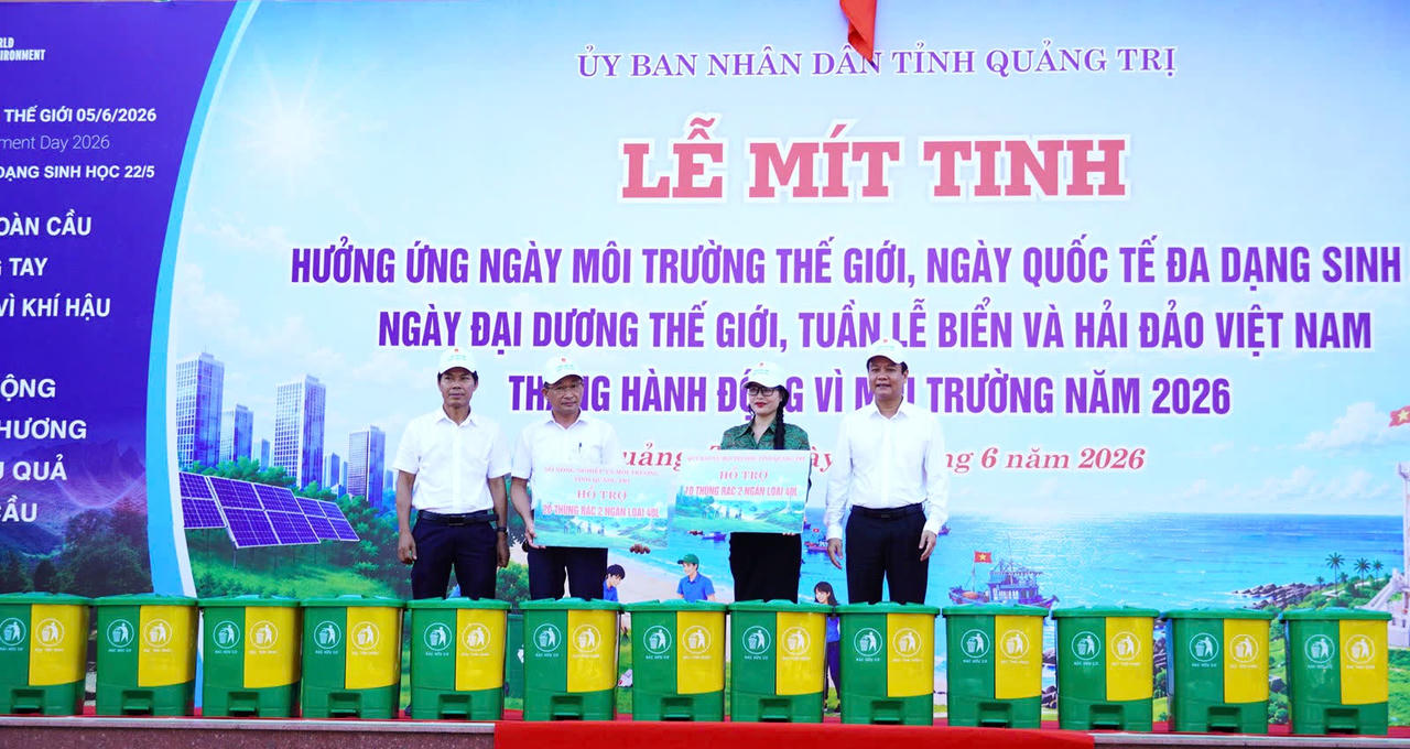 Ban Tổ chức tặng thùng đựng rác cho Trường THCS Đồng Hải.
